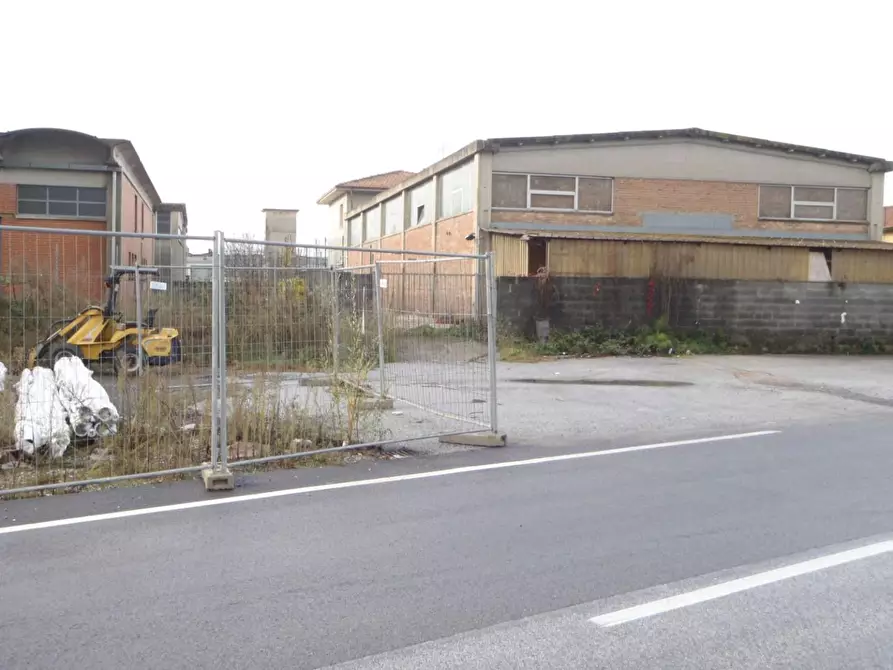 Immagine 37 di Attività artigianale in vendita  a Camaiore