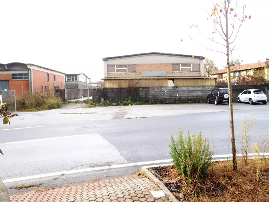 Immagine 38 di Attività artigianale in vendita  a Camaiore