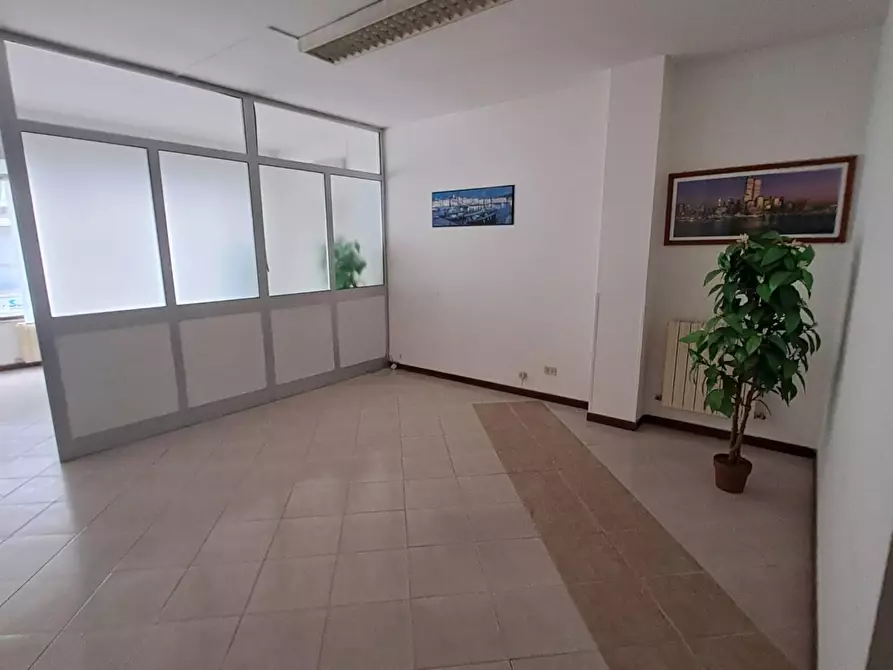 Immagine 11 di Ufficio in affitto  a Cascina