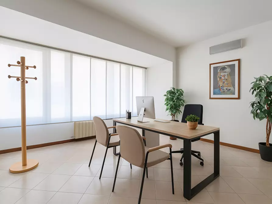 Immagine 3 di Ufficio in affitto  a Cascina