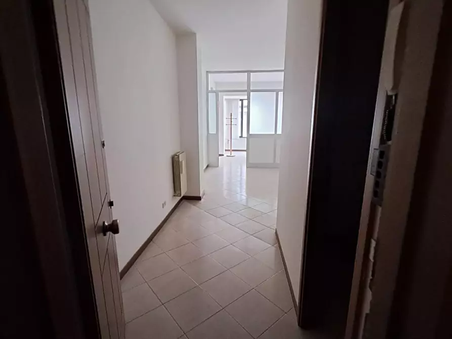 Immagine 20 di Ufficio in affitto  a Cascina