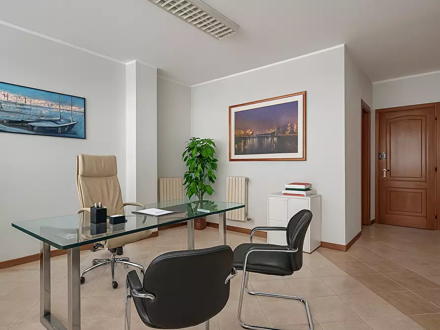 Immagine 14 di Ufficio in affitto  a Cascina