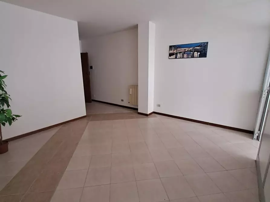 Immagine 10 di Ufficio in affitto  a Cascina