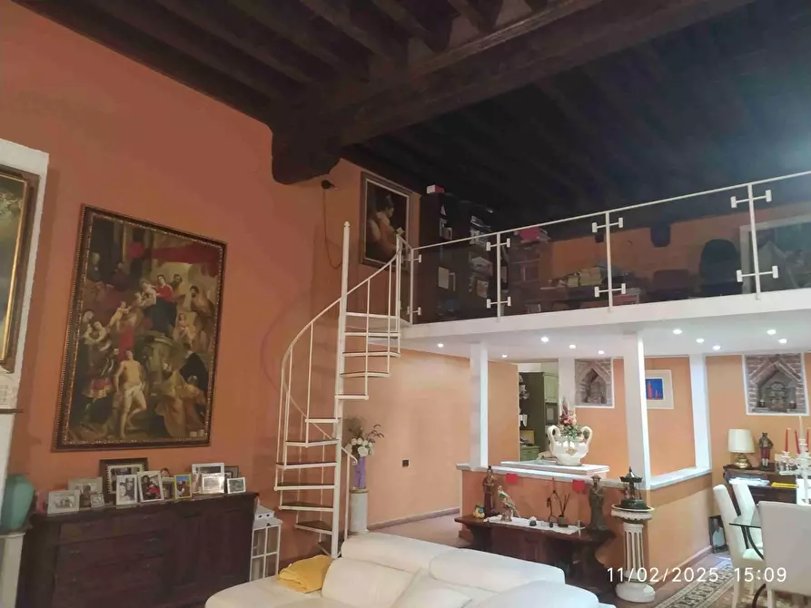 Immagine 11 di Appartamento in vendita  a Lucca