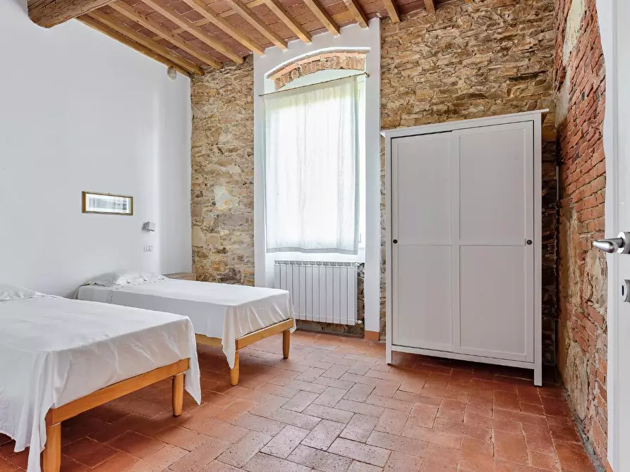 Immagine 9 di Casa colonica in vendita  a Capannori