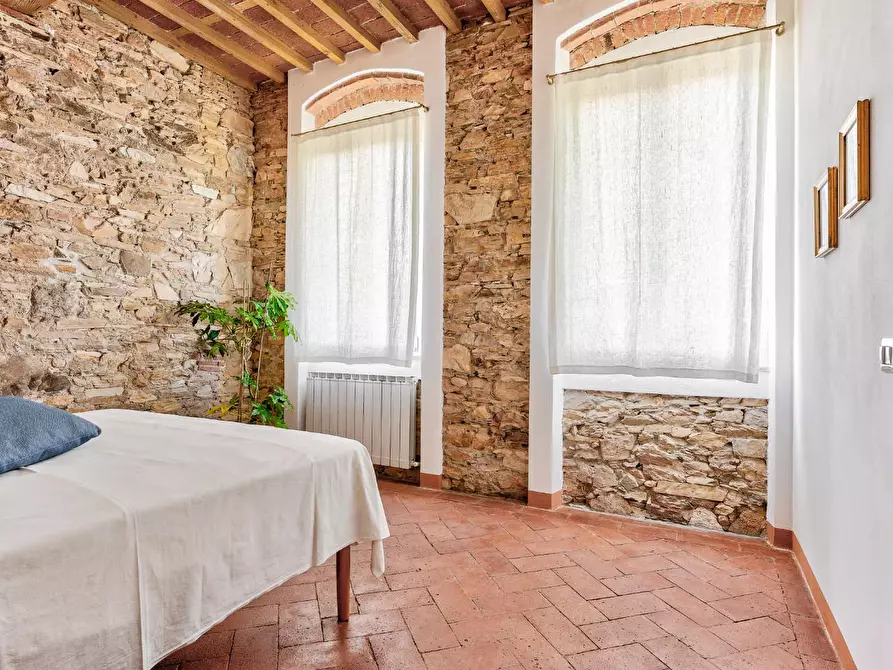 Immagine 15 di Casa colonica in vendita  a Capannori