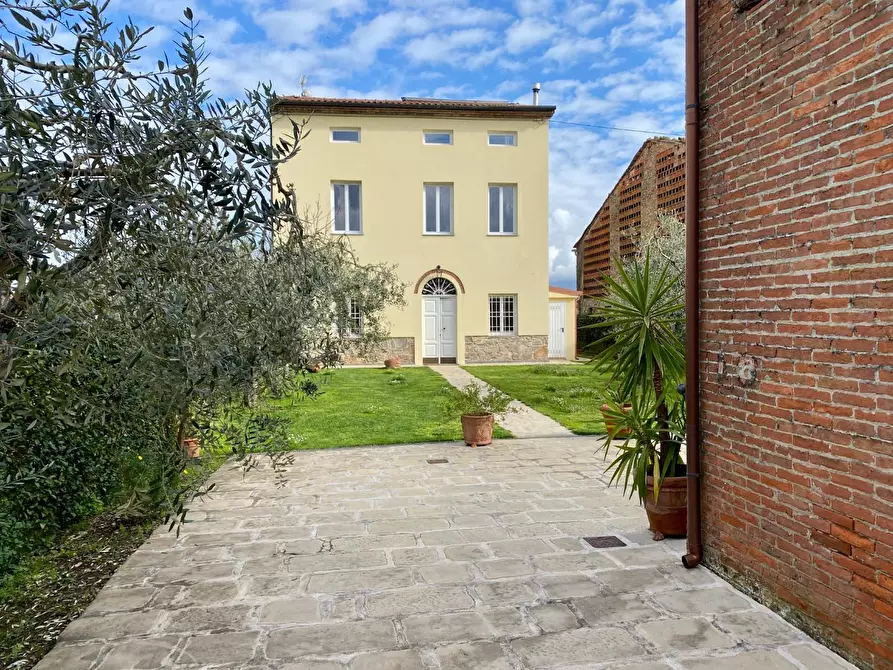 Immagine 1 di Casa colonica in vendita  a Capannori