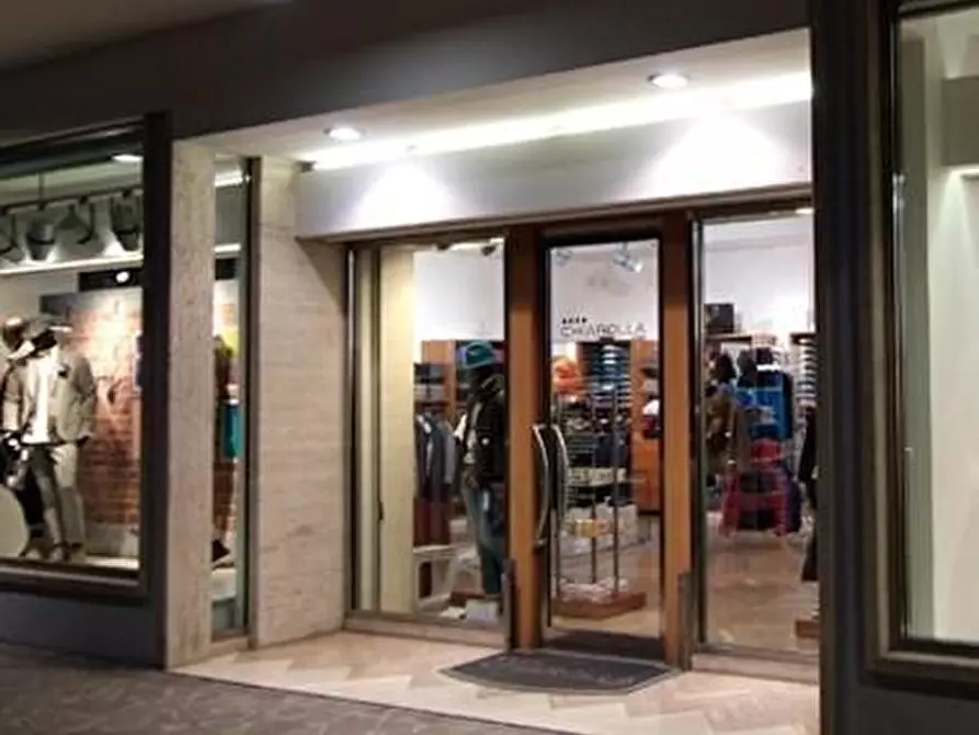 Immagine 1 di Negozio in affitto  a Lucca