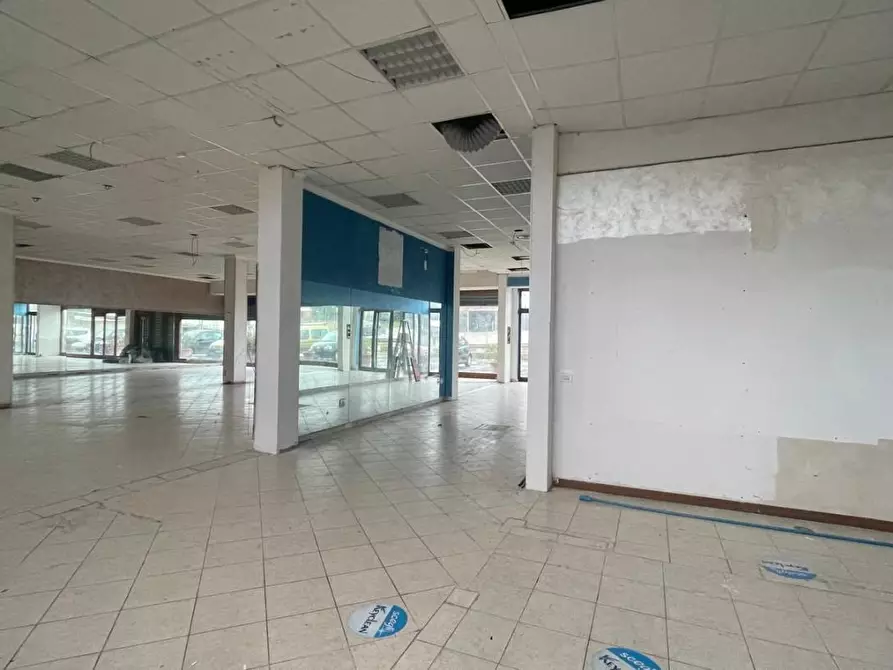 Immagine 4 di Negozio in affitto  a Fiumicino