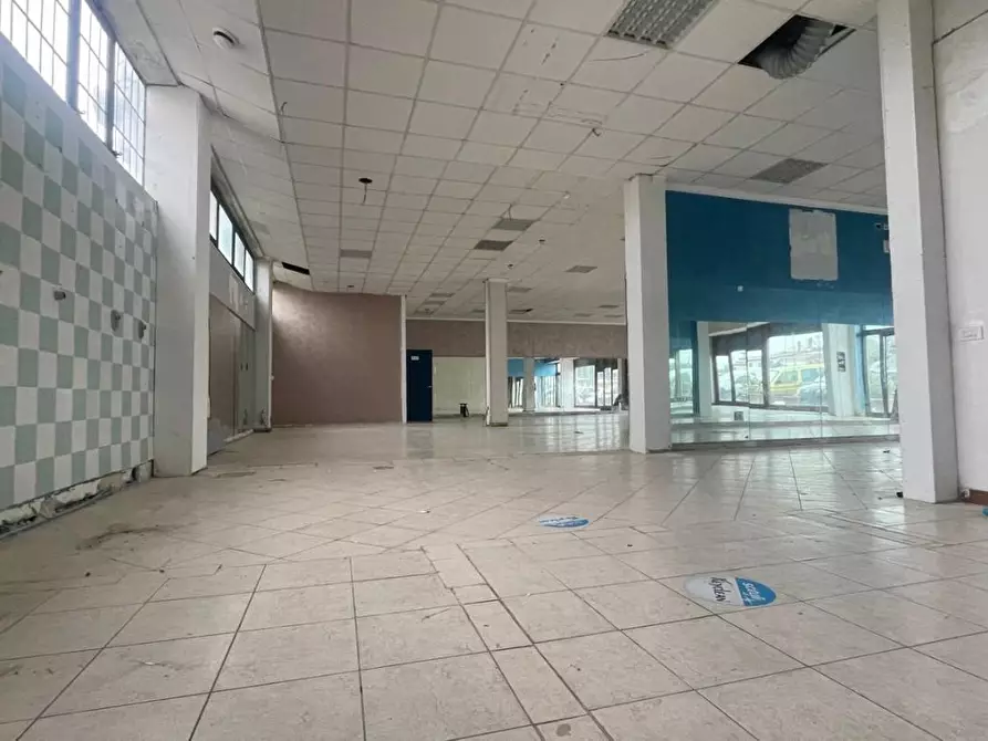Immagine 10 di Negozio in affitto  a Fiumicino