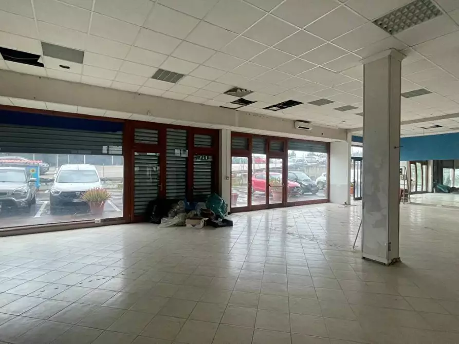 Immagine 8 di Negozio in affitto  a Fiumicino