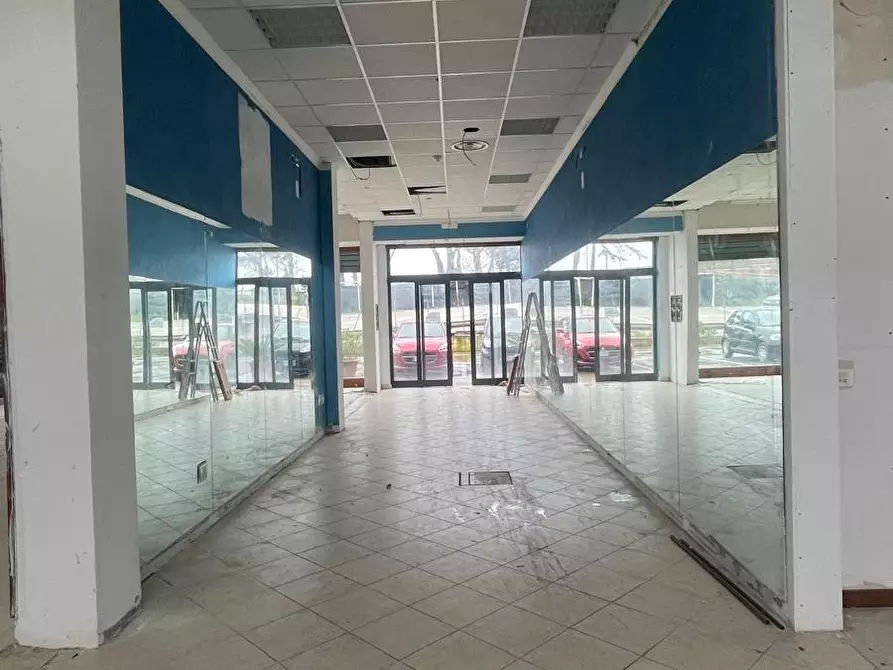 Immagine 9 di Negozio in affitto  a Fiumicino