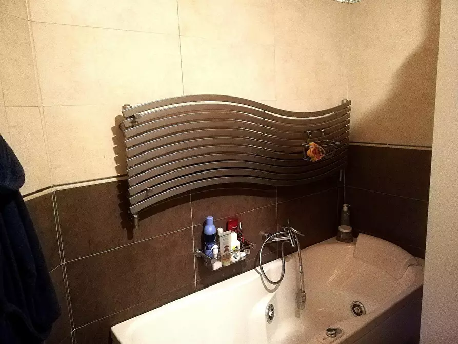 Immagine 16 di Porzione di casa in vendita  a Massa