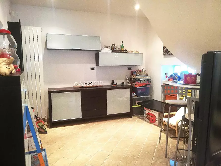 Immagine 2 di Porzione di casa in vendita  a Massa