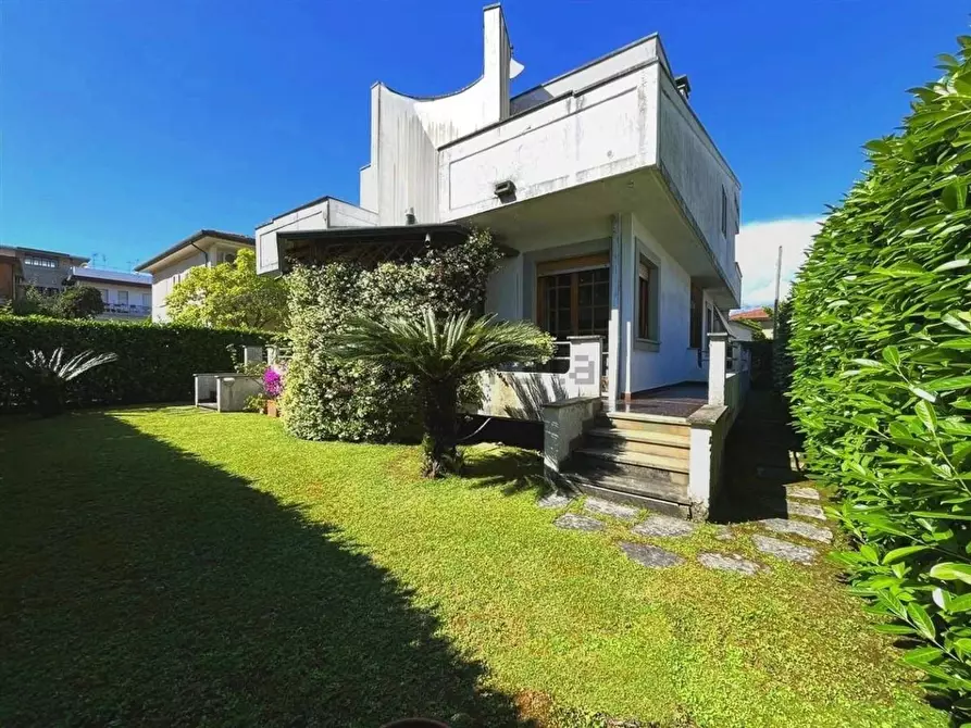 Immagine 1 di Villa in vendita  a Massa