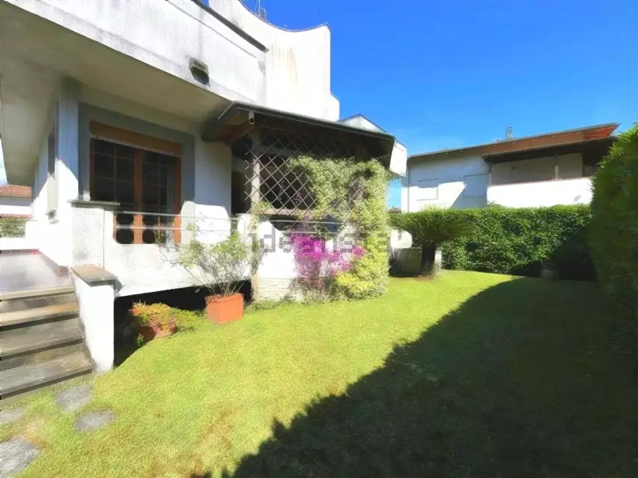 Immagine 2 di Villa in vendita  a Massa