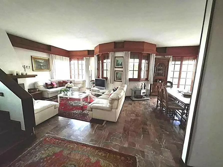 Immagine 3 di Villa in vendita  a Massa