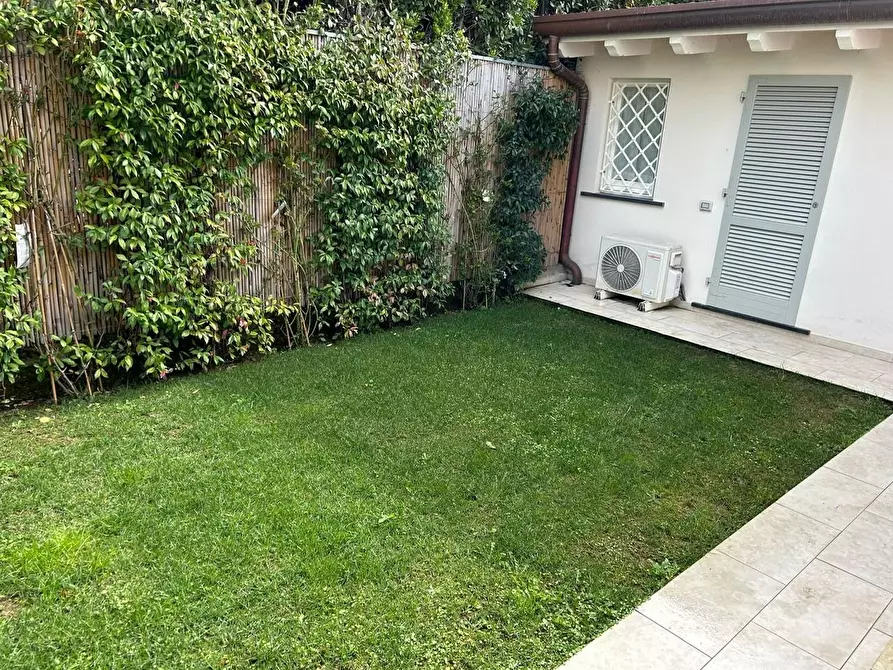 Immagine 17 di Casa bifamiliare in vendita  a Forte Dei Marmi