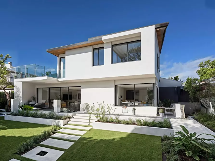 Immagine 2 di Villa in vendita  a Forte Dei Marmi