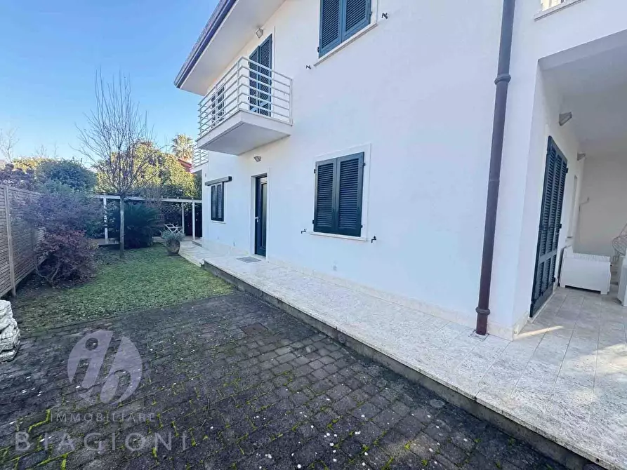Immagine 3 di Casa bifamiliare in vendita  a Forte Dei Marmi