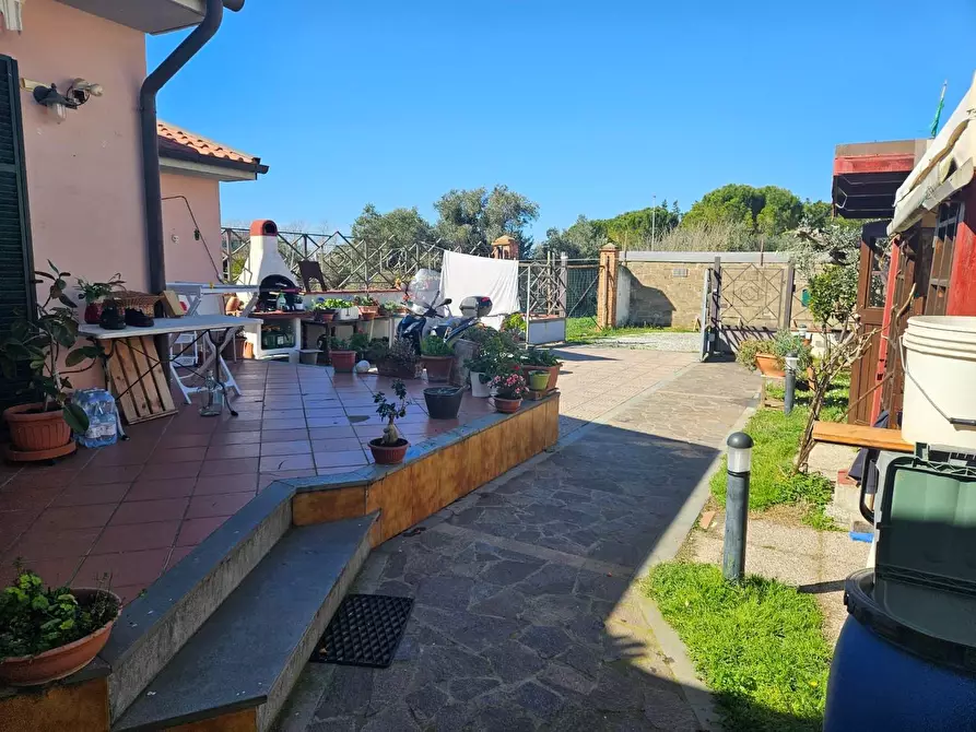 Immagine 2 di Villetta a schiera in vendita  a Livorno