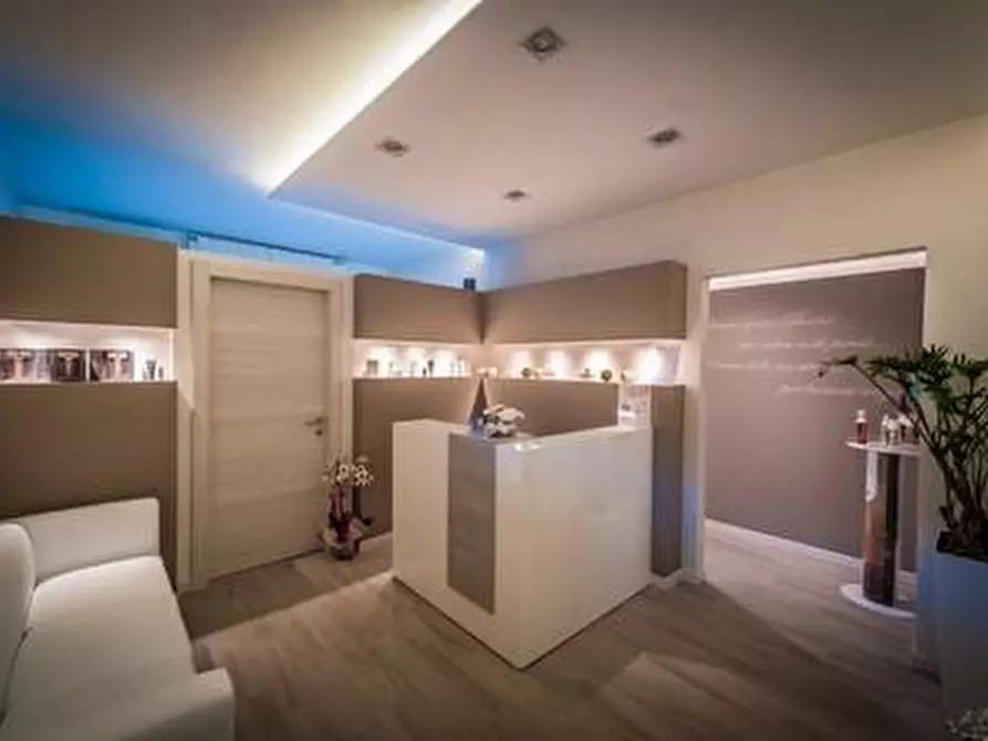 Immagine 2 di Attività commerciale in vendita  a Calcinaia