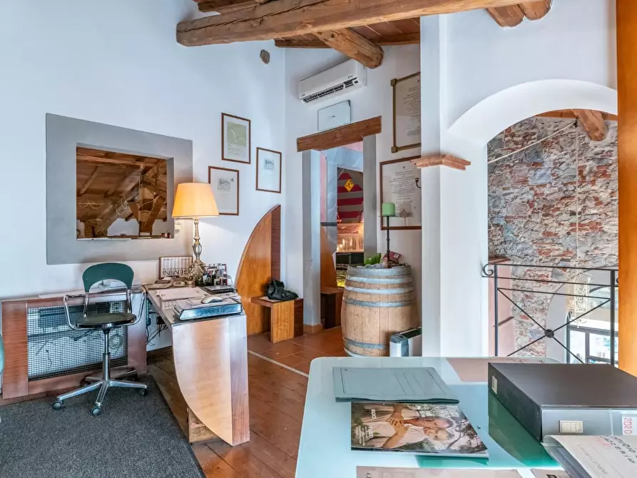 Immagine 28 di Locale commerciale in vendita  a Cascina