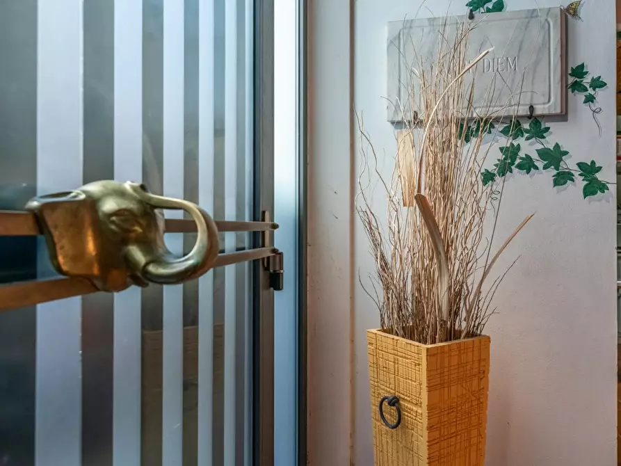 Immagine 38 di Locale commerciale in vendita  a Cascina