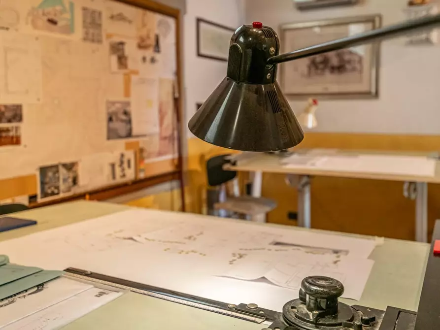 Immagine 34 di Locale commerciale in vendita  a Cascina