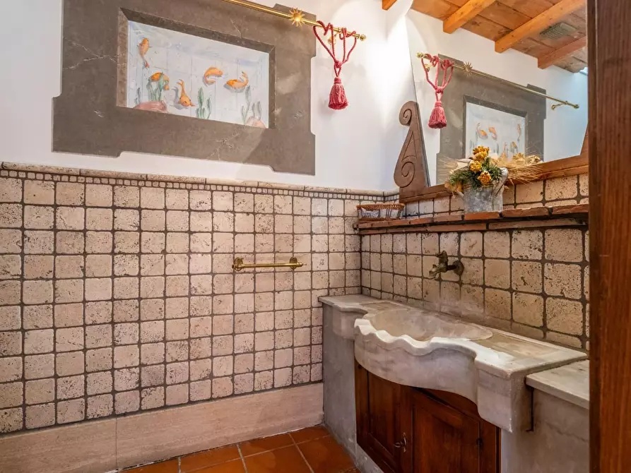 Immagine 41 di Locale commerciale in vendita  a Cascina