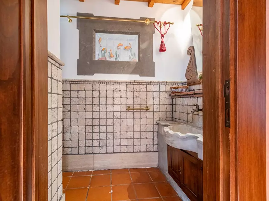 Immagine 39 di Locale commerciale in vendita  a Cascina