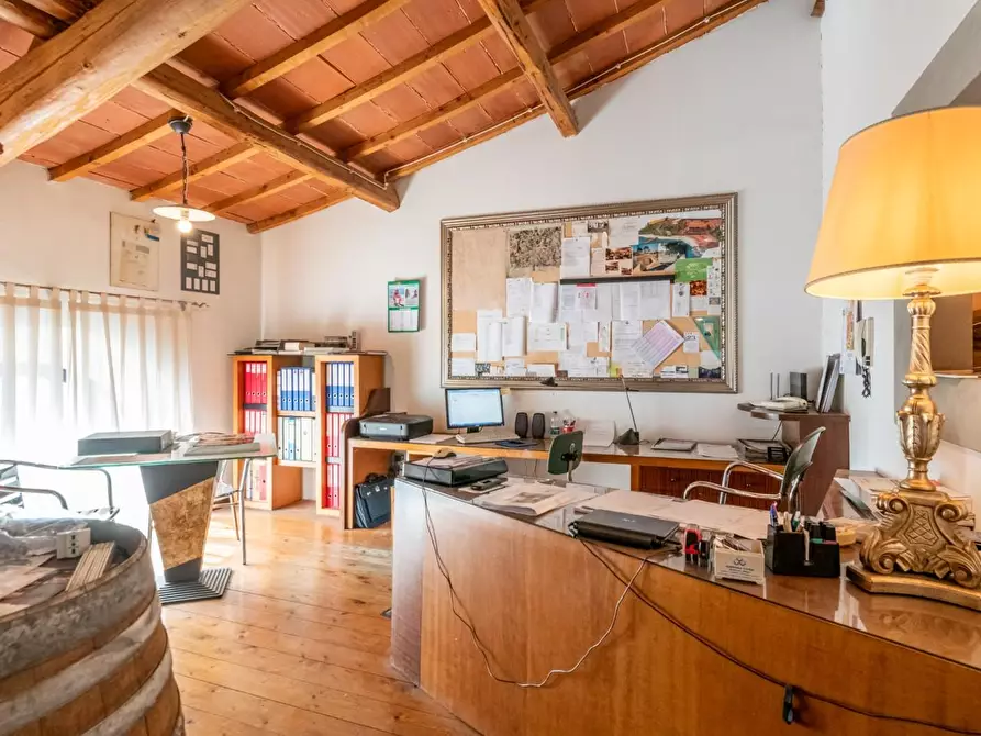 Immagine 25 di Locale commerciale in vendita  a Cascina