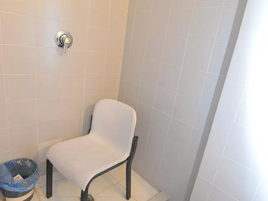 Immagine 13 di Appartamento in vendita  a Lucca