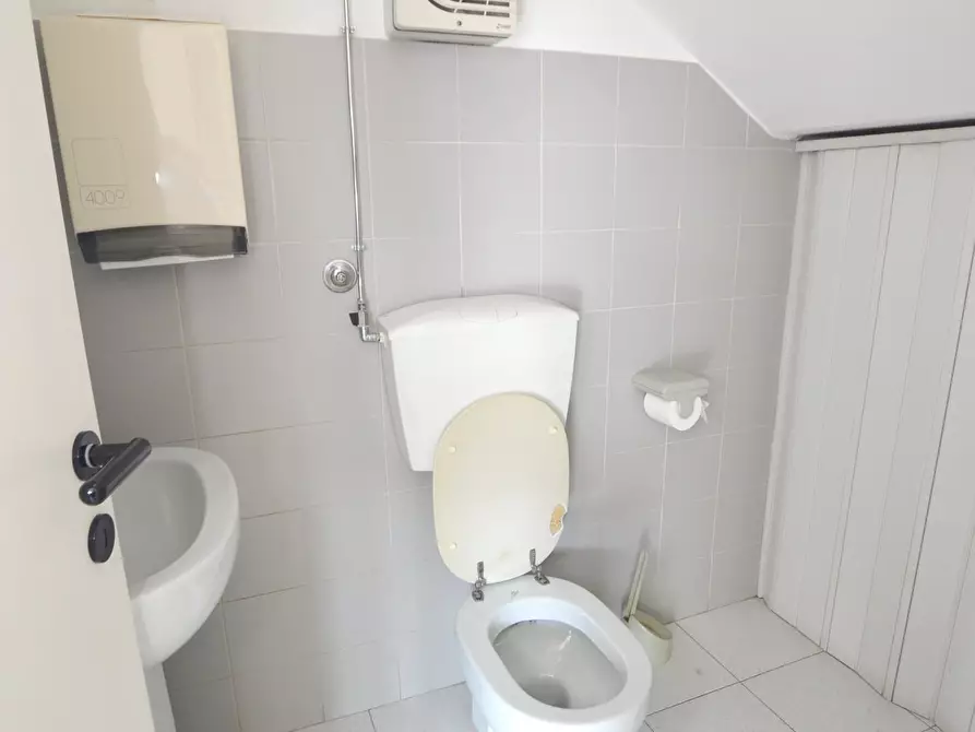 Immagine 10 di Appartamento in vendita  a Lucca