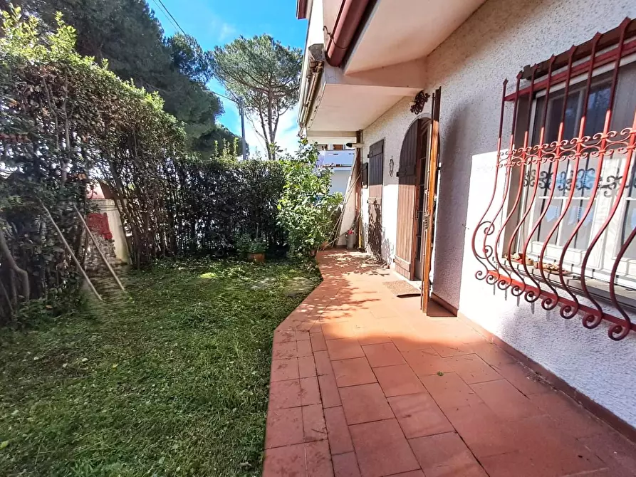Immagine 1 di Villetta a schiera in vendita  a Massa