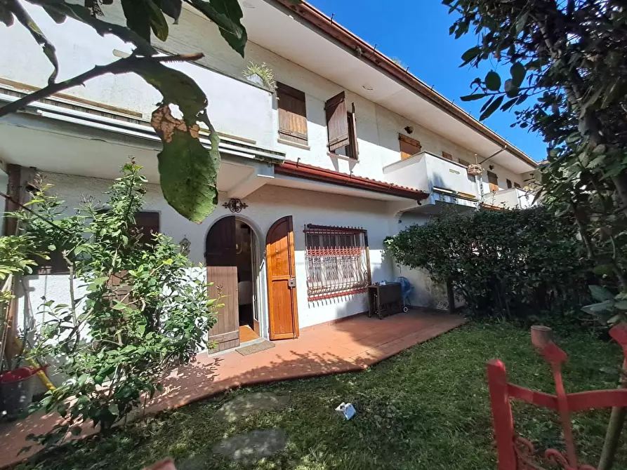 Immagine 3 di Villetta a schiera in vendita  a Massa