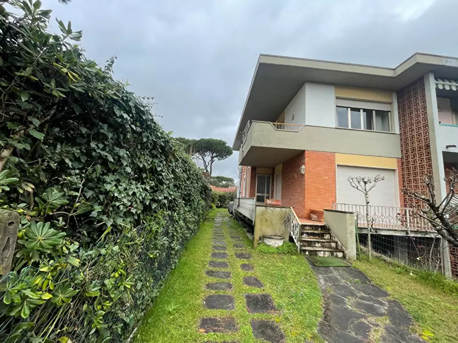 Immagine 1 di Casa bifamiliare in vendita  a Pietrasanta