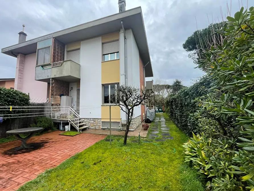 Immagine 2 di Casa bifamiliare in vendita  a Pietrasanta