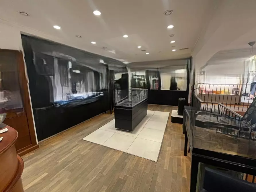 Immagine 1 di Locale commerciale in vendita  a Massa