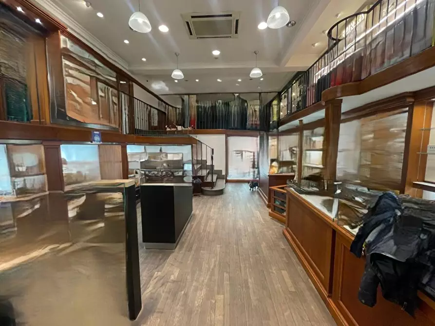 Immagine 2 di Locale commerciale in vendita  a Massa