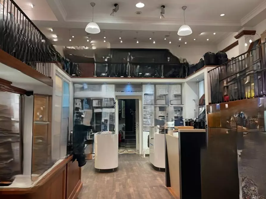 Immagine 3 di Locale commerciale in vendita  a Massa