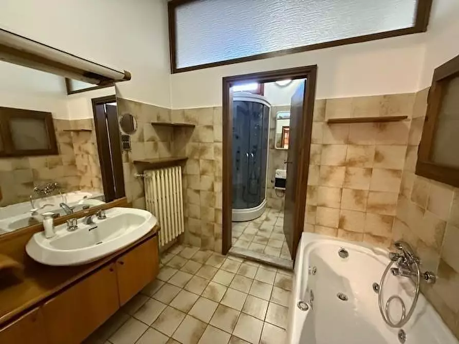 Immagine 22 di Villa in vendita  a Santa Maria A Monte