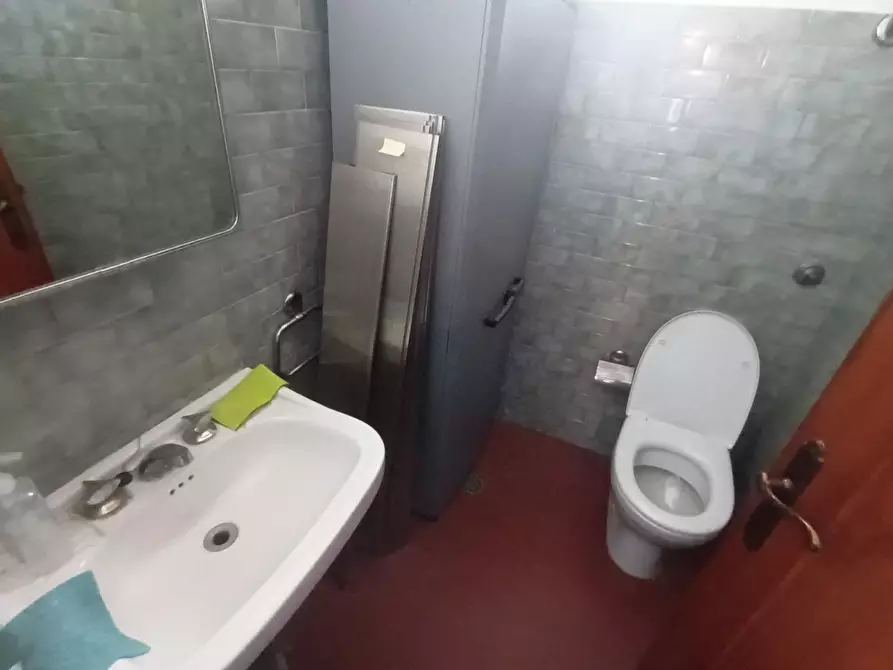 Immagine 11 di Locale commerciale in affitto  a Lucca