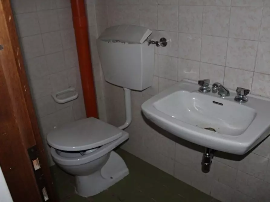 Immagine 7 di Locale commerciale in vendita  a Massa