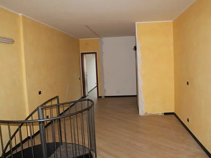 Immagine 2 di Locale commerciale in vendita  a Massa