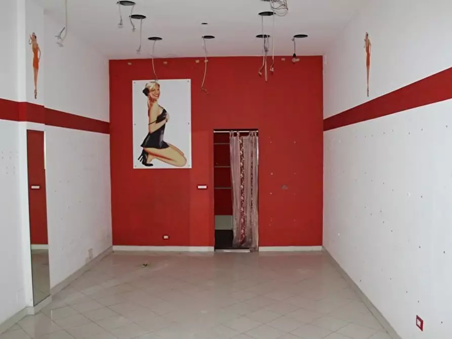 Immagine 6 di Locale commerciale in vendita  a Massa