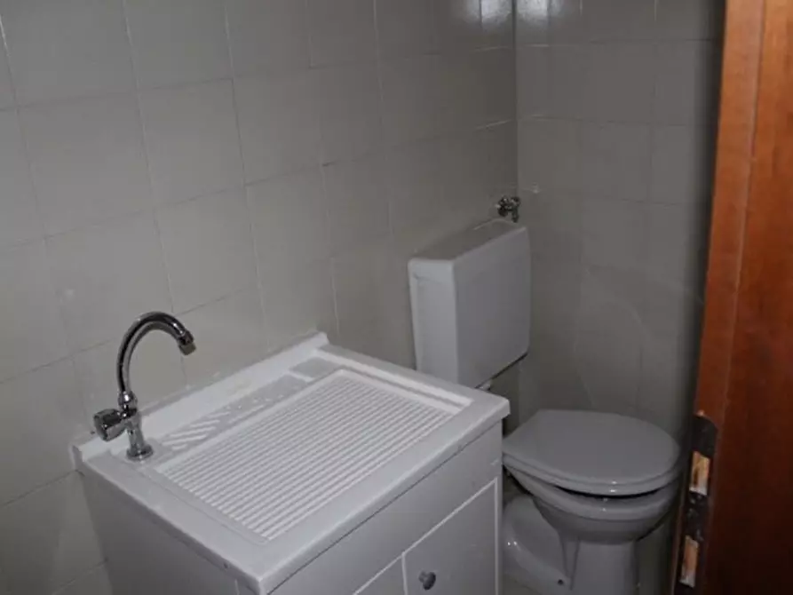 Immagine 8 di Locale commerciale in vendita  a Massa