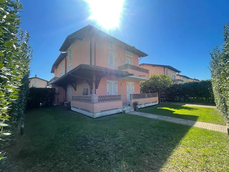 Immagine 3 di Porzione di casa in vendita  a Pietrasanta