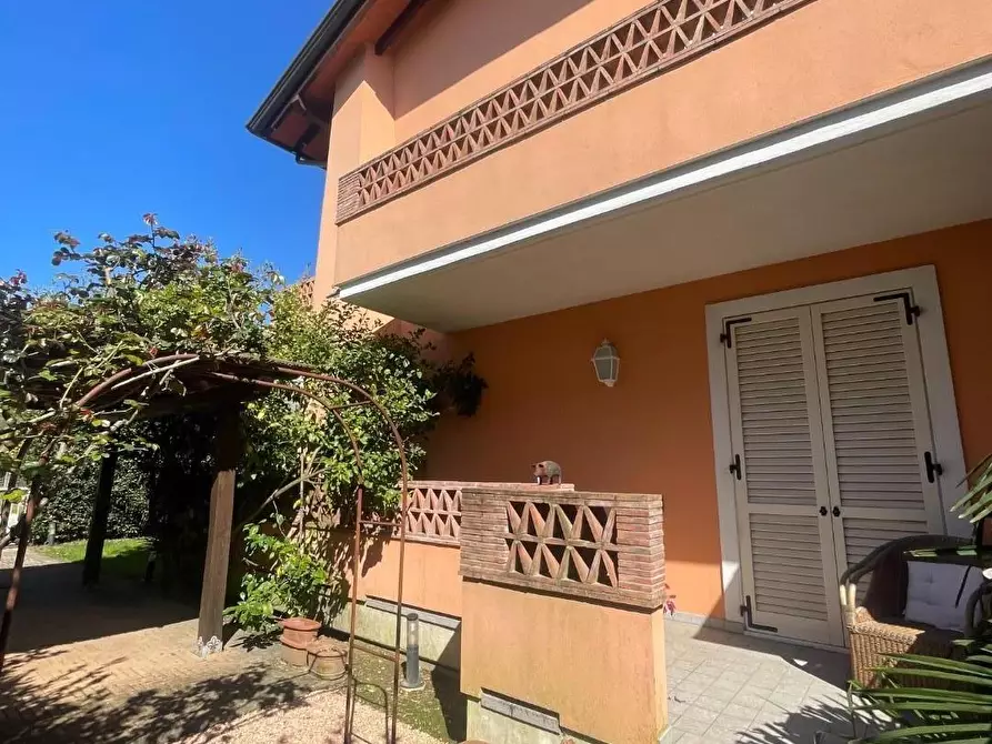 Immagine 2 di Porzione di casa in vendita  a Pietrasanta