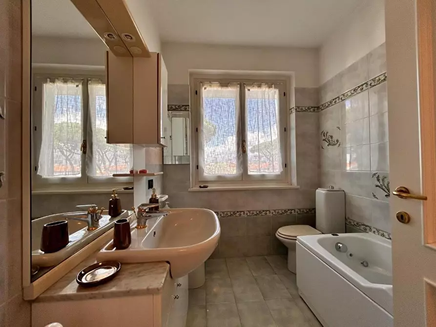 Immagine 10 di Appartamento in vendita  a Forte Dei Marmi